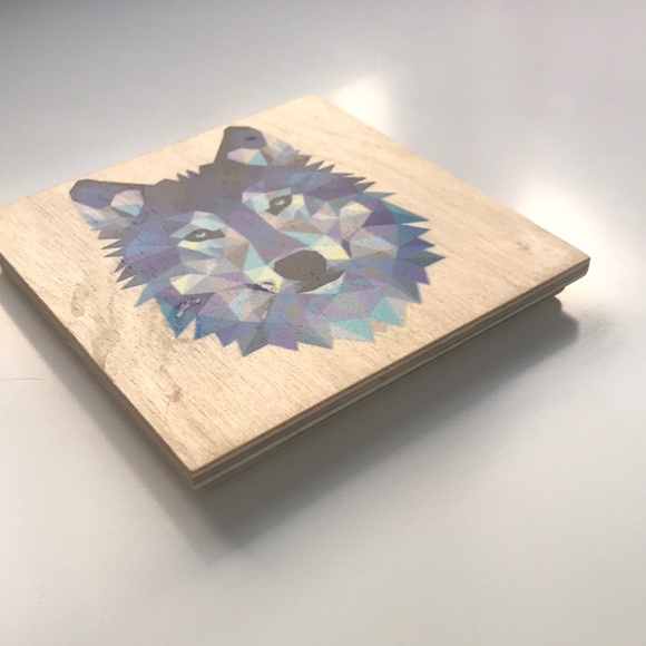 This hand painted wolf. On a sanded piece of wood. - Picture 2 of 3